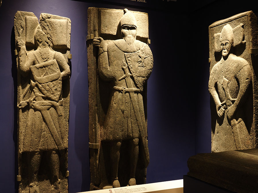 Grafstenen onbekende strijders in Abdij museum